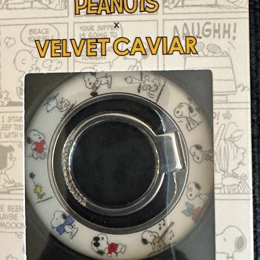 Velvet Caviar Snoopy Moods MagSafe Grip Ring